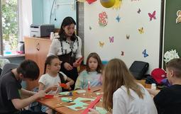 Дети вырезают поделки из бумаги