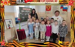 В МБОУ ДО ДЮЦ в студии раннего развития «Почемучка» педагоги Е.А. Пузыревская и Е.Г. Безуглая провели мероприятие – «Как хорошо жить без войны!», посвященное Дню Победы.