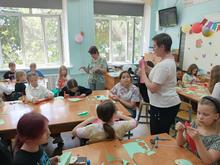 Дети вырезают поделки из бумаги