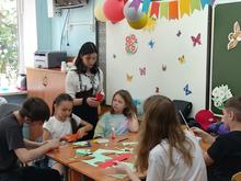 Дети вырезают поделки из бумаги