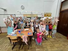 Дети вырезают поделки из бумаги