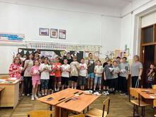 Дети вырезают поделки из бумаги