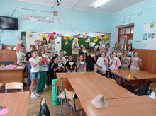 Дети вырезают поделки из бумаги