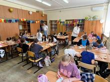 Ребята отлично справились со стилизацией: фрукты, предметы летнего отдыха, волны, зонтики и воздушные шары органично вплелись в начертания шрифта.