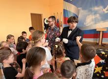Мастерство иллюзий продемонстрировали педагоги дополнительного образования Ф.Ю. Филев и М.Н. Гавря. 