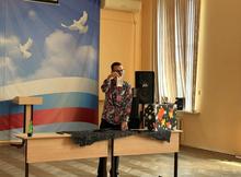 Ребята с восторгом наблюдали за трюками и пытались разгадать секреты волшебства. 