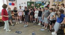 Участники игры, разделившись на команды выполняли разнообразные задания на станциях: «Народный орнамент», «Народный детектив», «Кочевники», «Тайны старой избы», «Народные забавы», «Голоса народов». 