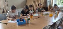 Перед юными художниками стояла интересная задача — нарисовать любимый фрукт или ягоду буквами, где каждая буква — это целый мир ассоциаций. 