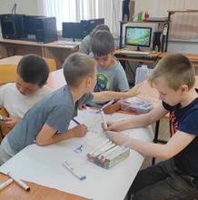 Дети рисовали природу, изображая её на суше и в воде.