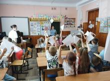 Педагоги рассказали о голубе как символе мира и предложили сделать его из бумаги в технике оригами.